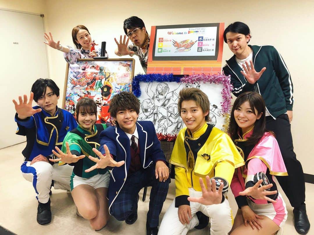 伊藤陽佑のインスタグラム：「#キラメイジャー　公式より↑ 今年の戦隊はすでに映画からスタートしています　#古坂大魔王 さんに初めてお会いしましたが本番前打ち合わせ前後でほんの5分くらいですが1年分の容量くらい話しました。動画編集、5G、内藤とKENTA、こじらせナイト、能町さん、ヒャダさん、音楽、塚田Pとデカレン、天野くん…などなど猛スピードで…出来ればあと5時間は話したかった… そして収録もかなり助けて頂いた………何も言わなくても3歩先のことをやってくれる先輩の凄さよ……… 競馬から🏇駆けつけてくれたMC @sakura_miyajiman  そして煌めく５人と。 あとむくんは渋江譲二主演の映画に出てたようで、譲二の話した。 @yume_shinjo は相変わらずパーフェクトに可愛くて、美桜ちゃんは安定安心。男性陣もバランス良すぎる。天然の小宮くん、ガンガン前に出ていけるT、外し系のボケができるあとむくん。  これだから塚田戦隊は面白いのな。  今回収録分のWEB番組スーパー戦隊パーティーは2/29閏日配信です。 東京事変復活の日ですね…」