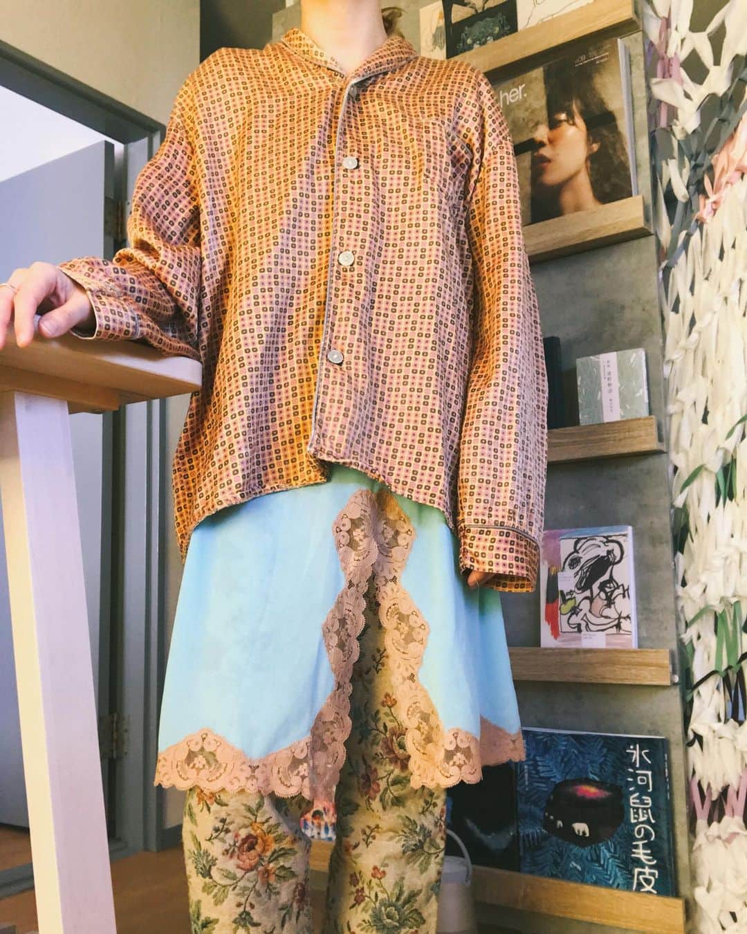 蓮沼千紘さんのインスタグラム写真 - (蓮沼千紘Instagram)「ゴブラン織のボトムで防寒しつつペールトーンのランジェリー重ねて春気分。 とは言え半分パジャマみたいですね。 実際トップス古着のパジャマシャツです。  #wear」2月10日 14時16分 - knitchihiro
