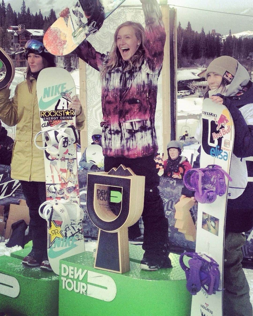 ジェイミー・アンダーソンさんのインスタグラム写真 - (ジェイミー・アンダーソンInstagram)「Whatttt! This is my 11th @dewtour win! That’s insane. I’m so grateful for my health and the longevity of my career! I couldn’t do it if I didn’t truly practice living a healthy and balanced life. So grateful to go home and chill after a few weeks on the go... Swipe over to see me at dew tour back in 2012, such a trip how time flies,  gotta live it up! 💙」2月10日 14時18分 - jamieanderson