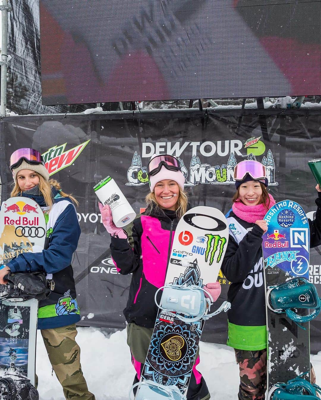 ジェイミー・アンダーソンさんのインスタグラム写真 - (ジェイミー・アンダーソンInstagram)「Whatttt! This is my 11th @dewtour win! That’s insane. I’m so grateful for my health and the longevity of my career! I couldn’t do it if I didn’t truly practice living a healthy and balanced life. So grateful to go home and chill after a few weeks on the go... Swipe over to see me at dew tour back in 2012, such a trip how time flies,  gotta live it up! 💙」2月10日 14時18分 - jamieanderson