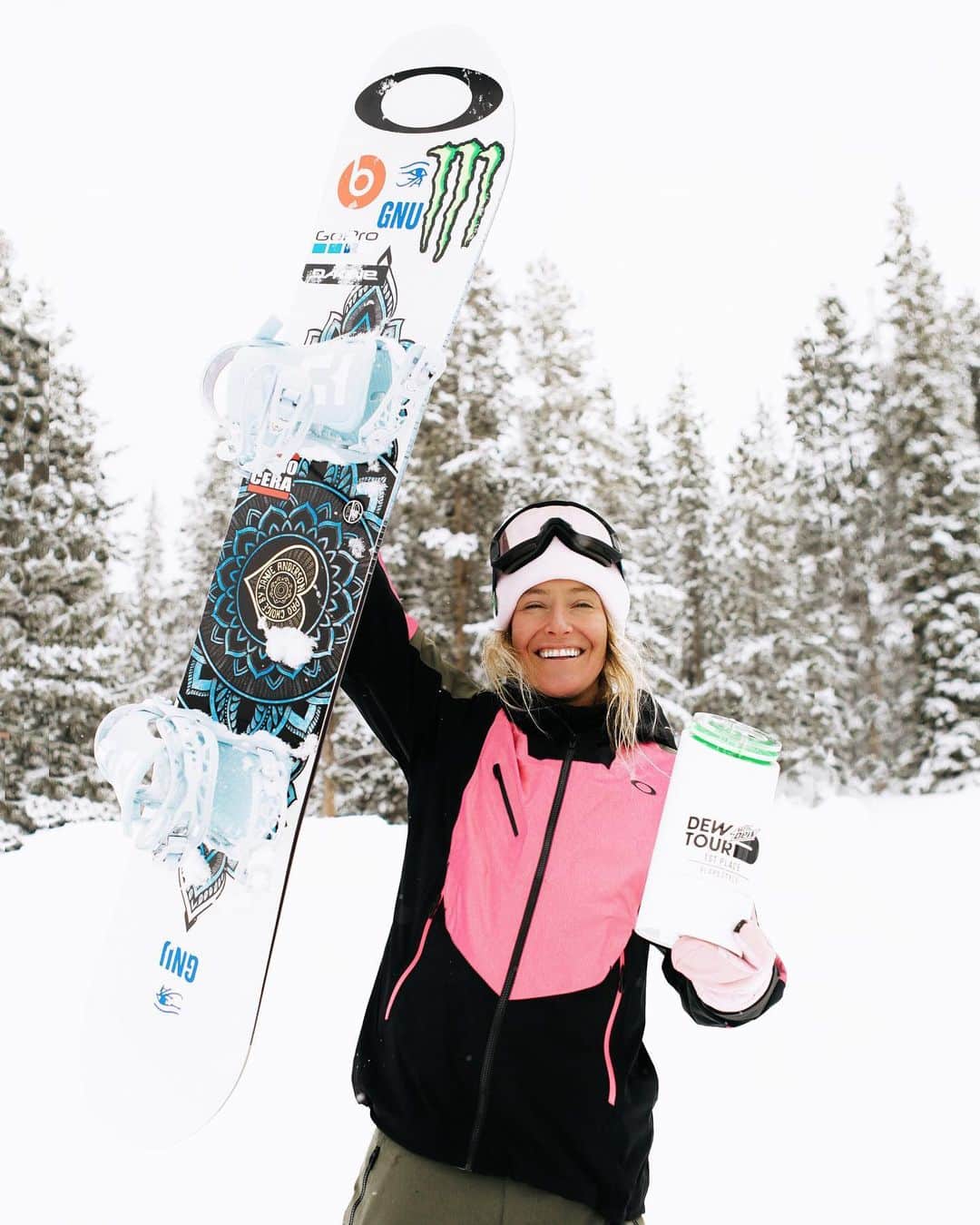 ジェイミー・アンダーソンのインスタグラム：「Whatttt! This is my 11th @dewtour win! That’s insane. I’m so grateful for my health and the longevity of my career! I couldn’t do it if I didn’t truly practice living a healthy and balanced life. So grateful to go home and chill after a few weeks on the go... Swipe over to see me at dew tour back in 2012, such a trip how time flies,  gotta live it up! 💙」
