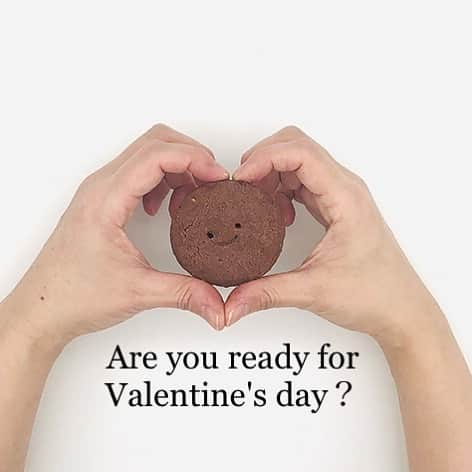 桑原りささんのインスタグラム写真 - (桑原りさInstagram)「Are you ready for Valentine's day? Sweets Obligeチョコナッツクッキーは今日までにご注文頂くとバレンタインまでにお届けできます✨  熊本産有機薄力粉のチョコクッキーに有機カカオニブ、有機カシューナッツがたっぷり入ってます🤤♥️ 今回のチョコナッツクッキーの寄付先は、NGO Room to Read✨1缶の販売ごとに100円を届け、低所得国のこどもたちの教育支援に役立ててもらいます📕  世界で読み書きができない人は7億人以上もいる現実。読み書きができないというのはなかなか想像できないけれど、服用すべき薬の量も理解できず命を落としてしまうこともあるんだそうです。ぜひRoom to Readの活動もチェックしてみてください🧐✨ #バレンタイン  #期間限定 #お取り寄せ #カラダが喜ぶ #世界が喜ぶ #スイーツ #sweetsoblige #スイーツオブリージュ  #クッキー #有機カカオニブ #有機カシューナッツ #熊本産有機薄力粉  #roomtoread」2月10日 14時21分 - lisakuwamon