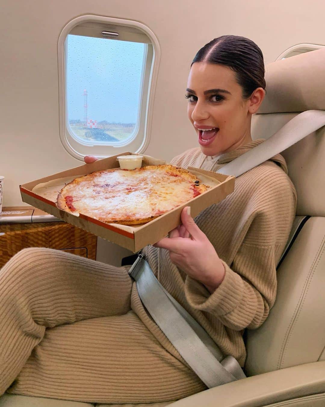 リア・ミシェルのインスタグラム：「Yes it’s the Oscars.... but it’s also #NationalPizzaDay! 🍕」