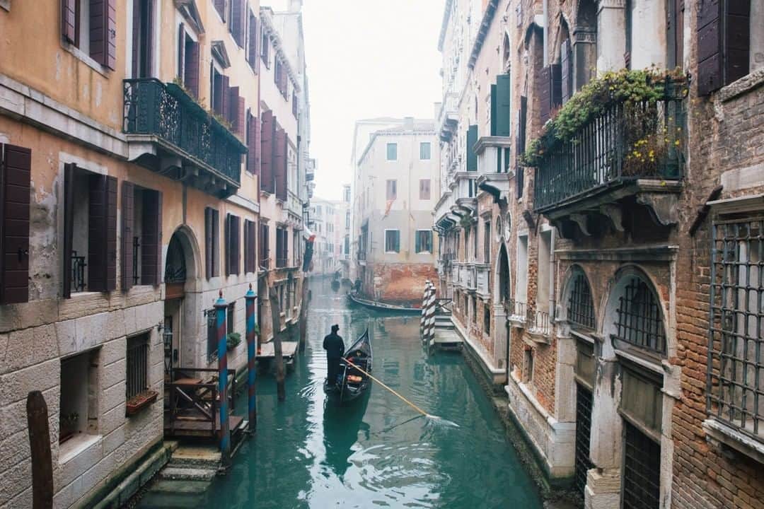 National Geographic Travelさんのインスタグラム写真 - (National Geographic TravelInstagram)「Photo by @jodymacdonaldphoto | It’s difficult to describe Venice in a few words. Fascinating, magical, and timeless come to mind, but they don’t quite do it justice. From the amazing architecture to the food, art, and fashion, it is a sensory overload, and exploring the labyrinth of canals and narrow streets is like taking a time machine back to the 16th century. If you haven’t been, go. It will exceed your expectations.  Follow me @jodymacdonaldphoto to see more images from my travels around the world. #venice #italy」2月10日 6時05分 - natgeotravel