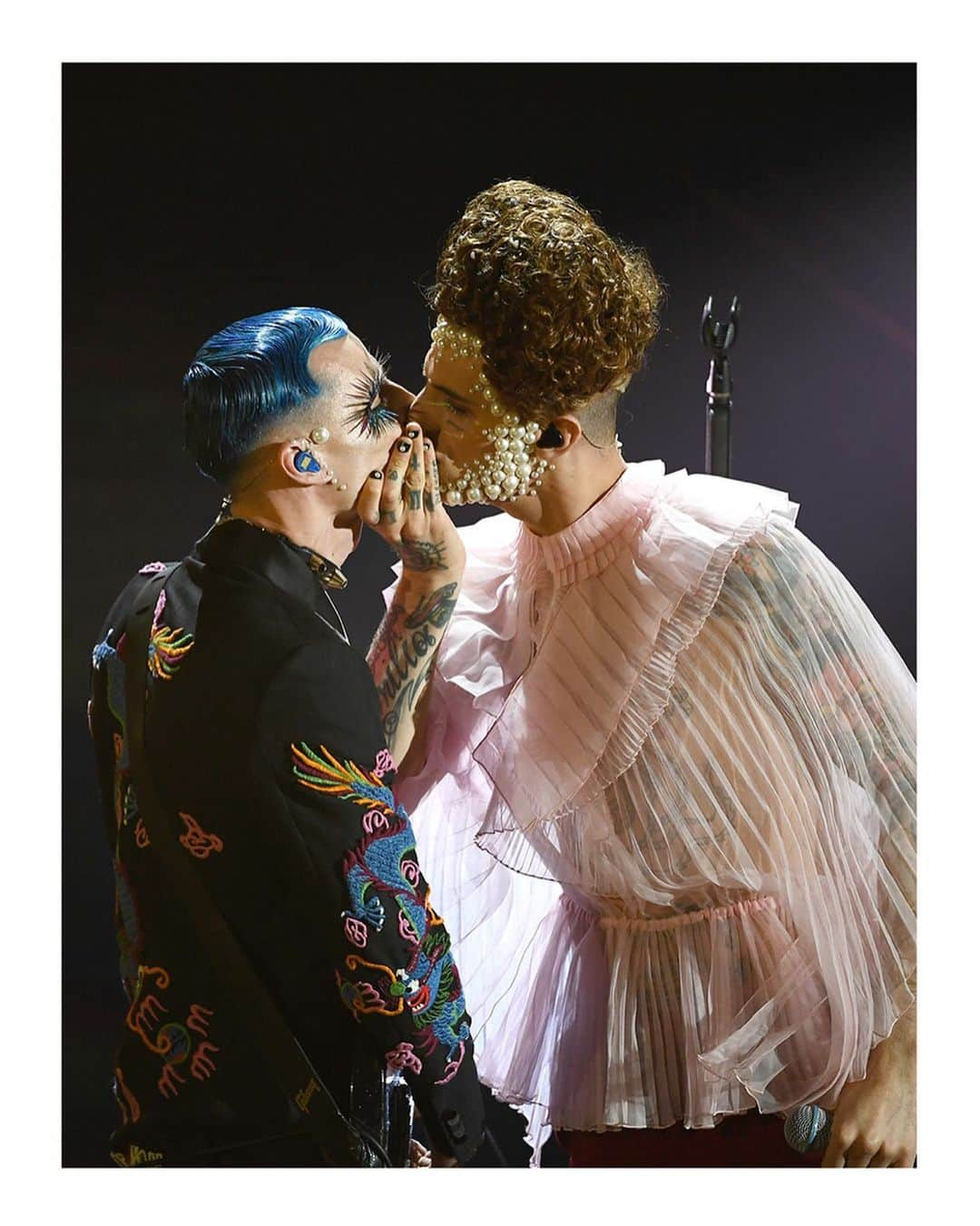 グッチさんのインスタグラム写真 - (グッチInstagram)「Performing at @sanremorai Music Film Festival, every night #AchilleLauro @achilleidol paid homage to characters who inspired him through different ways of expressing and experiencing freedom. For the fourth and final performance with @bossdoms, Achille Lauro chose to pay tribute to Elizabeth I Queen of England and Ireland wearing a #Gucci silk organdy top with asymmetric plissé details, velvet wide pants and patent leather boots. He completed his look with a @guccibeauty Rouge à Lèvres Voile sheer lipstick shade 603 combined with Baume à Lèvres shade 2 ‘‪No More Orchids‬’. Backstage photography by @obe_cocvcolv. #AlessandroMichele #Sanremo2020」2月10日 6時18分 - gucci