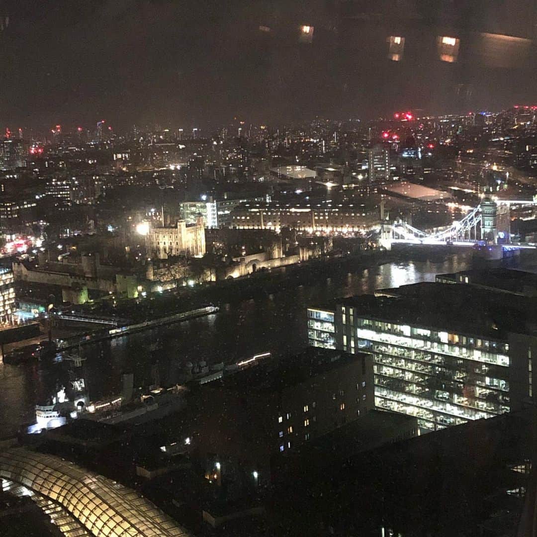 佐伯紅緒さんのインスタグラム写真 - (佐伯紅緒Instagram)「ロンドン最後の夜。 右側に見えるのはロンドンブリッジ、中央左寄りのライトアップされてる建物はロンドン塔です。」2月10日 6時40分 - beniosaeki