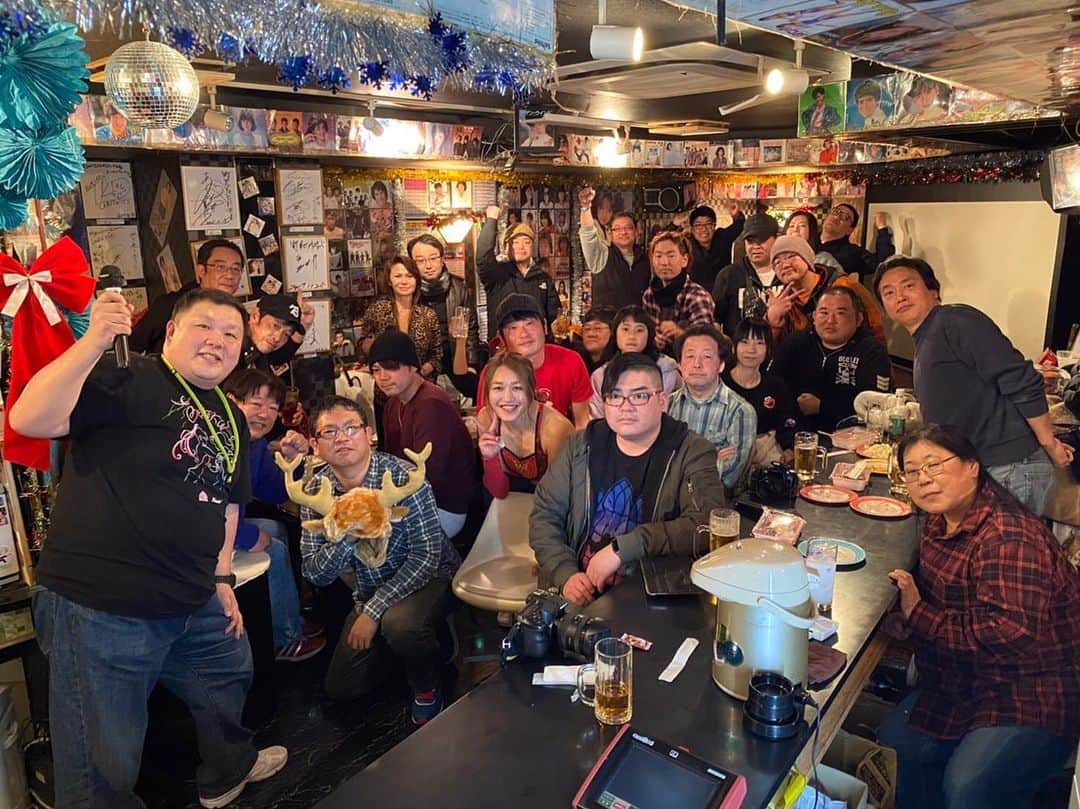 朱里さんのインスタグラム写真 - (朱里Instagram)「イベントありがとうございましたー😊  町田ヒットパレードあんちゃんいつもありがとうございます🤩うちのママも一緒に写真🤳  #event #birthday #thankyou #enjoy #イベント　#誕生日　#ありがとうございました」2月10日 6時38分 - syuri_official
