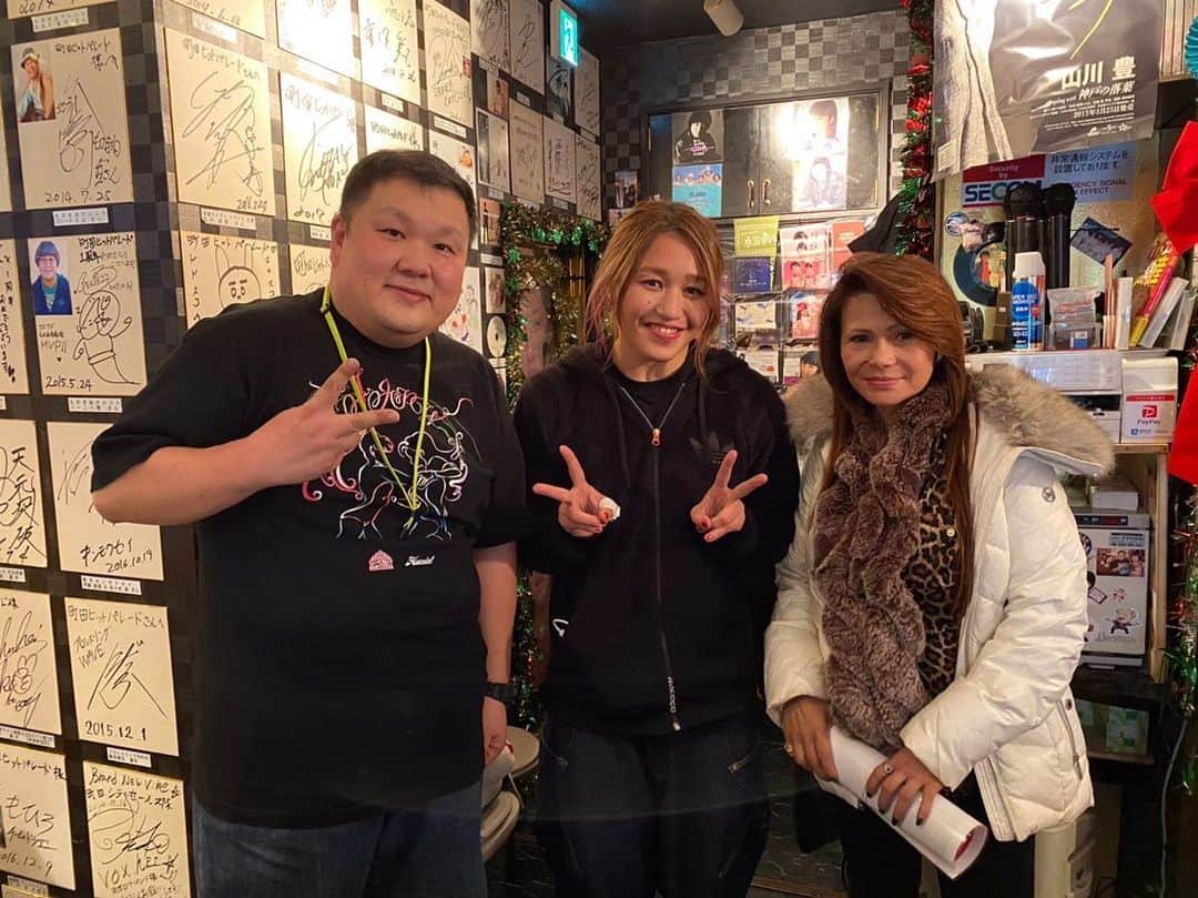 朱里さんのインスタグラム写真 - (朱里Instagram)「イベントありがとうございましたー😊  町田ヒットパレードあんちゃんいつもありがとうございます🤩うちのママも一緒に写真🤳  #event #birthday #thankyou #enjoy #イベント　#誕生日　#ありがとうございました」2月10日 6時38分 - syuri_official