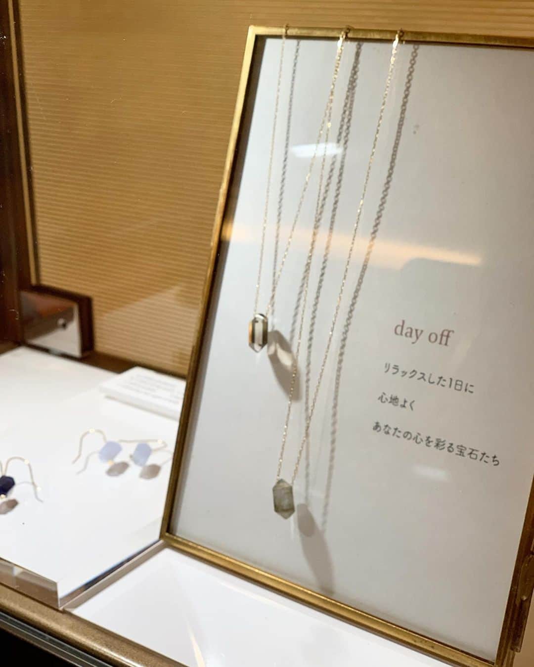 宮田綾子さんのインスタグラム写真 - (宮田綾子Instagram)「ハイヒールLOVERS Ayako⁑  新ジュエリーブランド【SIMPRICH 】@simprich_jewelry 発表会にお招きいただきました💍  働く女性のための「忙しく過ぎる日常を潤す」をコンセプトに山梨県のジュエリー12社によるプロジェクト パールのネックレスをつけてみたよ、すっごくオシャレ✨パーティーにも普段使いにもできて、めちゃくちゃ気に入ったわ♡  黒のドレスは @andyoudressingroom  レンタルドレス🖤 シンプルで華のあるラインがすごく綺麗で皆んなにも素敵って褒めてもらえたよ！ 好きな感じのドレスが多かったからまた借りて着てみたいな 全身コーデはまたのちほど♪  #ハイヒールLOVERS #宮田綾子 #simprich_jewelry #シンプリッチ #ジュエリー #ネックレス #指輪 #パールネックレス  #レンタルドレス #andyoudressingroom #pr #パーティードレス #ブラックドレス #party #partydress #ワンショルダー #black #blackdress  #jewelry #tokyo #tokyojapan #blogger #tokyolife  #japan_of_insta #japanesegirl #japanfashion」2月10日 6時53分 - ayako__miyata
