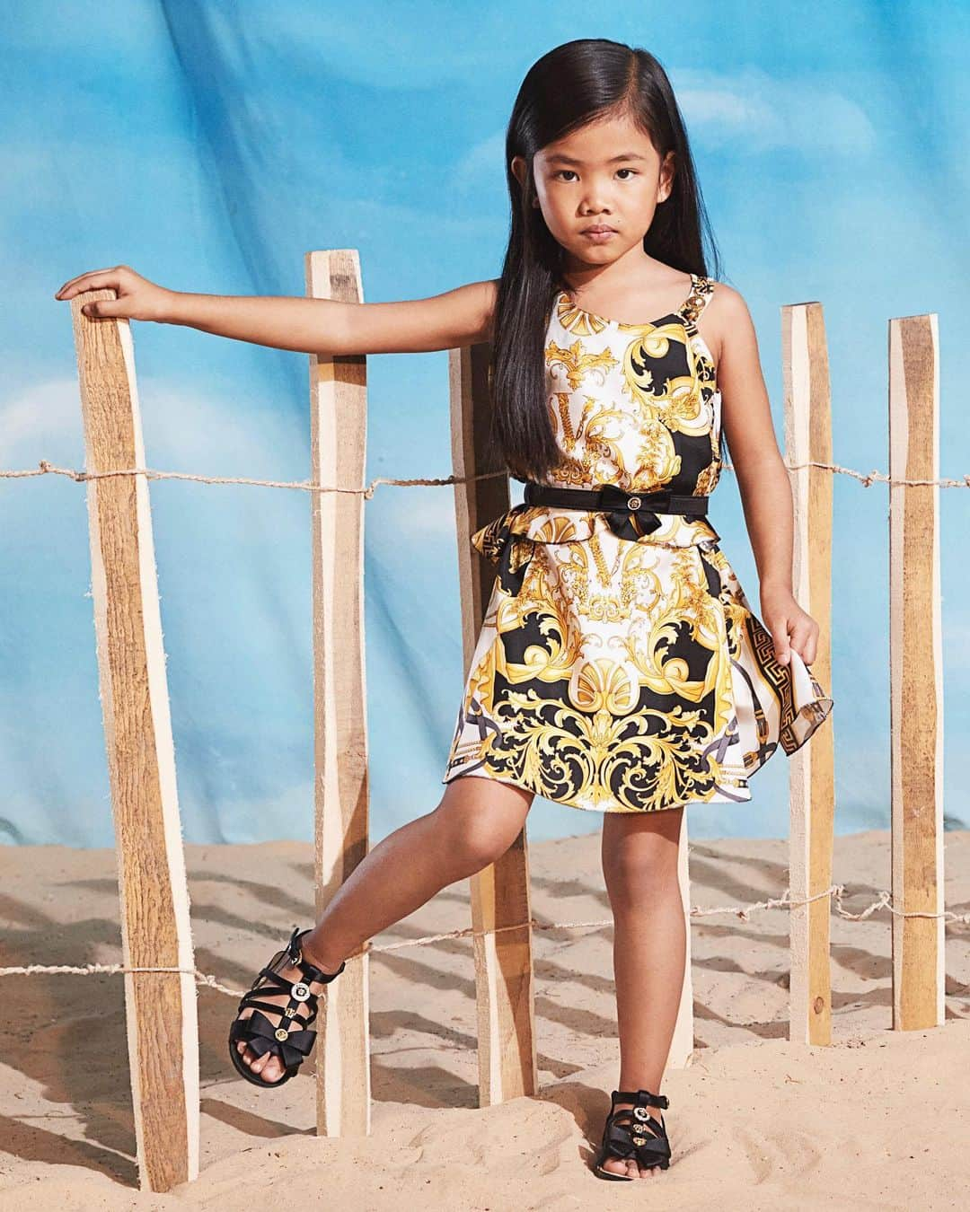 ジャンニヴェルサーチさんのインスタグラム写真 - (ジャンニヴェルサーチInstagram)「For special occasions, the #VersaceSS20 Collection features an array of printed dresses and bow-embellished accessories. Discover the new arrivals at the link in bio.」2月10日 6時55分 - versace