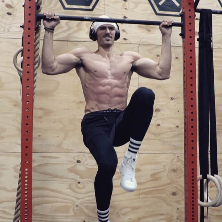 Steven Kellyのインスタグラム：「When your mind is telling you that you’re done, that you’re exhausted, that you cannot possibly go any further, you’re only actually 40% done. PUSH yourself and BURNOUT at the end of each workout. Push for progress! It doesn’t come easy!  Side note: Sorry about the weird noises I make, that’s why I like to mute or add music on top of my clips 😅」