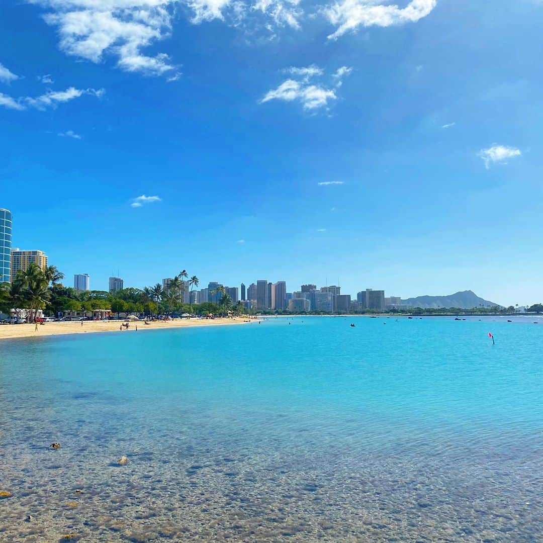 マキ・コニクソンさんのインスタグラム写真 - (マキ・コニクソンInstagram)「ハワイからおっはよーちゃん！今日のハワイはお天気良いよーっ！😃 ここはね、私のお気に入りフォトスポットなの！📸海の色がめちゃくちゃ綺麗なのだ！ 今朝からヤル気スイッチ全開バリバリの私であります！💪🏼お互い”健康第一”で今日も”ハッピー元気”で過ごそうね！👍🏼 #ハワイのおすそ分け🤙🏼 #とにかく元気モリモリが一番!💪🏼#ヤル気スイッチON! 👍🏼 #ヤル気は自分で出すもの#ハッピー元気 😃」2月10日 7時16分 - makikonikson