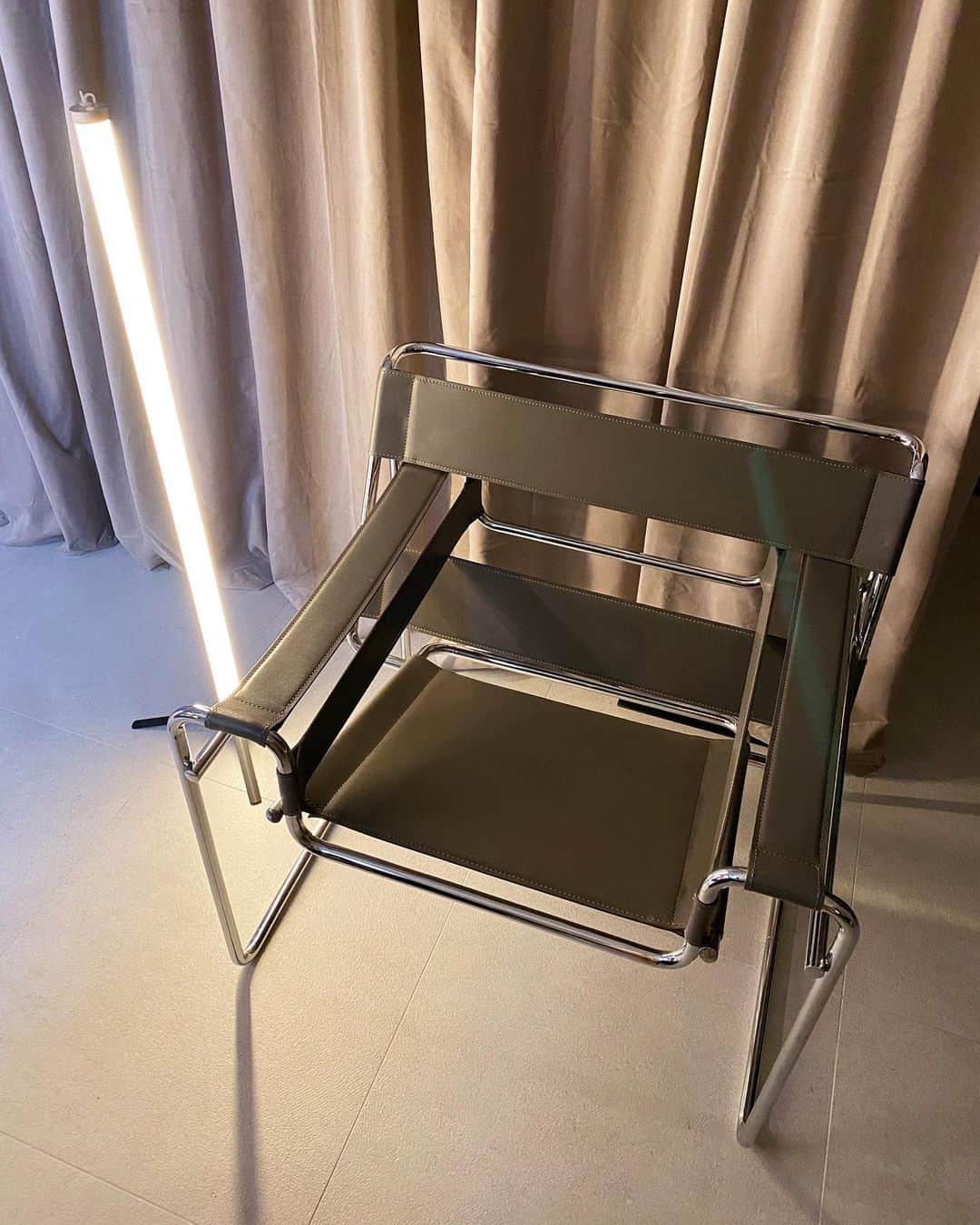 ロージー・ハンティントン＝ホワイトリーさんのインスタグラム写真 - (ロージー・ハンティントン＝ホワイトリーInstagram)「I have a thing for chairs if you haven’t noticed」2月10日 7時20分 - rosiehw