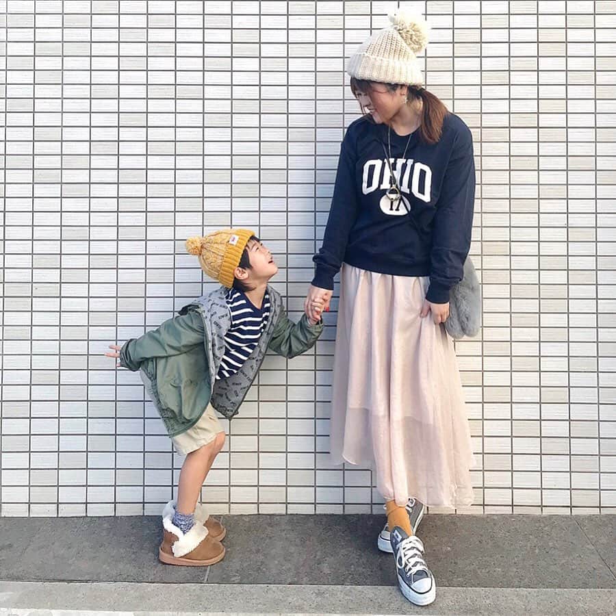 のインスタグラム：「#親子コーデ ♥️ . . この土日は、英語スクールの 体験授業を4件ハシゴ💦 . ずっと習っていたスクールを #小学校 から変えようかな、と 色々探し中ですっ🌀 . . コーデは親子共に、 #アンバサダー をしている #パシオス(@paseos_official )で 買ったやつ✨😊 . . ほぺたろうが着てる、 #EDWIN(@edwin_japan )の ブルゾンはバックスタイルも 可愛いよー😍💕 . . 他にも、パシオスで 大量買いっ♥️ . . 安すぎて、 ついつい、いつも 買いすぎてしまうよー😂💦💦 . . 購入品は、スワイプで CHECK✨😆 . . . 【pic1〜2枚目】 mama スウェット 4210112381→999円 スカート 4110724504→1900円 . Kids ブルゾン 6170933103→1900円 ボーダートップス 6170562502→780円 パンツ 6170861742→980円 . . 【pic3枚目】  ドッキングワンピ 0710400763→2300円 . 【pic4枚目】 スカンツ 4110722964→1900円 . 【pic5枚目】  ほぺたろうが大好きな アニアのバスボム♥️ . 昆虫→2770131501  恐竜→2770124305 各350円 . . . .」