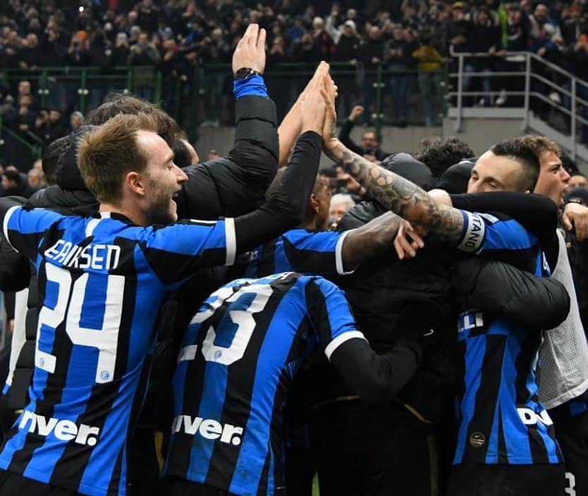 クワドォー・アサモアのインスタグラム：「Grande vittoria di squadra in un’atmosfera fantastica! 🙌🏿⚫️🔵 #SanSiro @inter #Derby #InterMilan  Great team win in a fantastic atmosphere! 🙌🏿⚫️🔵 #SanSiro @inter #Derby #InterMilan」