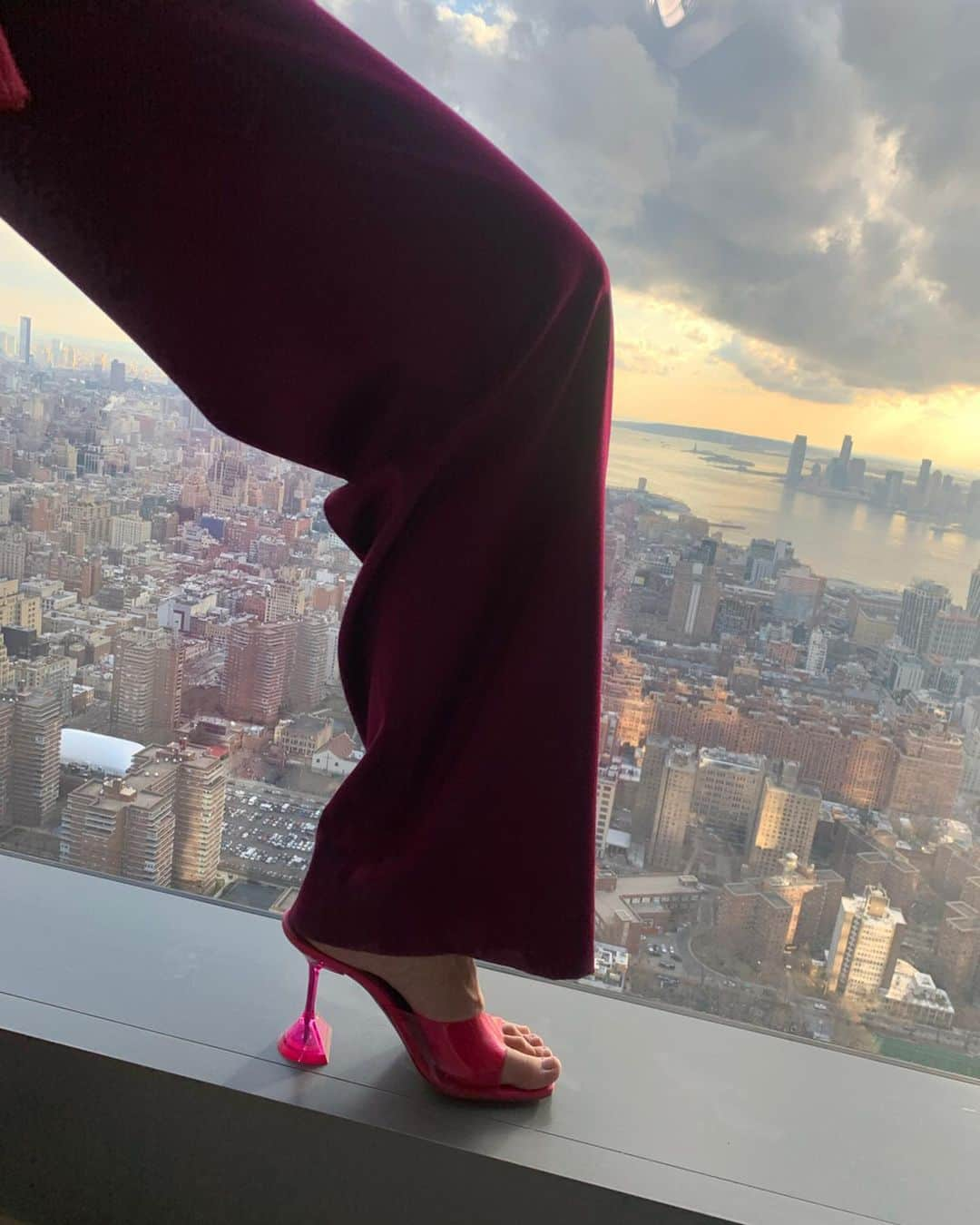 レオニー・ハンネさんのインスタグラム写真 - (レオニー・ハンネInstagram)「Colour palette for @siesmarjan. 🍇 Anzeige/Tag Loved the collection, vibe and venue - overlooking NY on the 53rd floor. What’s your favorite pic? #SiesMarjan #AminaMuaddi #DiorBookTote」2月10日 7時41分 - leoniehanne