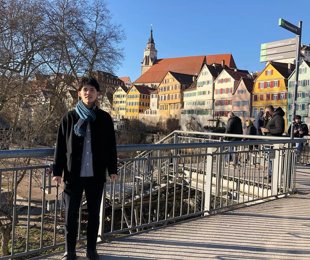 川口太一さんのインスタグラム写真 - (川口太一Instagram)「The day when I tried to be a cool model...😆How do I look like?? Btw, I love the colorful houses behind of me! とある撮影でモデルになりきってみました！そんな事より後ろのカラフルな家が可愛い。Tübingenのこの景色は何回見ても良い。 #photoshoot #model #ootd #hugoboss #nestrobe #yaeca #auralee #blundstone #写真撮影 #モデル #なりきれてない #アスリート #ですよ」2月10日 7時36分 - k.taichi20