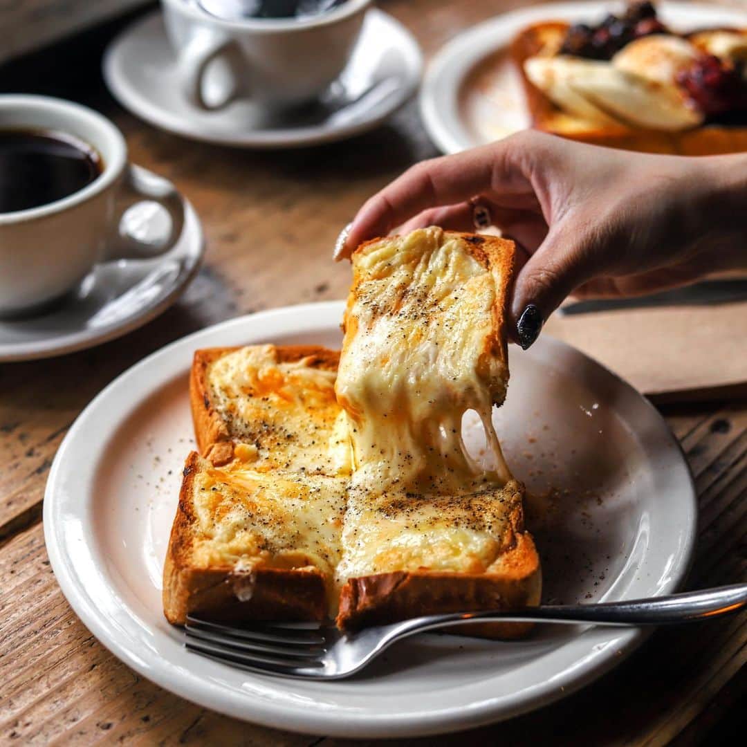 きょん。さんのインスタグラム写真 - (きょん。Instagram)「. .  CLAMP COFFEE SARASA  手先が 悴むほどの寒い朝、 熱々のチーズを たっぷり乗せたトーストと 淹れたての珈琲、 最高じゃないですか☕︎ #CLAMPCOFFEESARASA #kyoto#coffee#breakfast」2月10日 7時39分 - kyon_tokiiro