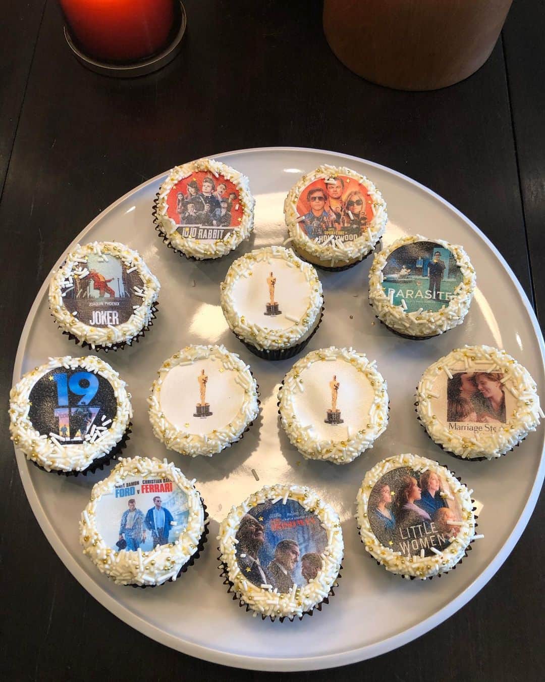 レジー・リーのインスタグラム：「Wait... I didn’t go overboard did I? #oscarcrazy #cupcakecrazy #thefarewellneedstobeinthere thank you @bigsugarbakeshop you complete me.」