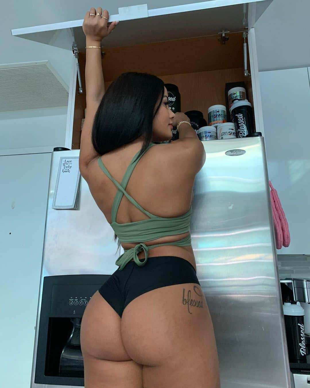 Katya Elise Henryさんのインスタグラム写真 - (Katya Elise HenryInstagram)「I stay stacked 😌😂 3 of my very favorite supplements are: 1) (ehplabs) PSI- all flavors are insane. PSI I sometimes use as a pre workout, its a non stimulant so that means no caffeine & it won’t make you feel jittery or anything. Long story short- PSI gives you the craziest pump, which ever muscle group you’re working out. I love it 😝 2) Kiss My Peach OXYSHRED! If you’re trying to lose stubborn fat and tone up, this is your best friend. Drink this on an empty stomach in the morning or before a workout. It’s also a non stimulant, so you feel cool as a cucumber 😎 lol. Makes you sweat up a storm at the gym so prepare yourself 😛 who cares tho- sweat is sexyyyy. When I have a shoot or a vacation- this, along with a super clean diet and working out of course is what I use to get me prepared and ready. 3) BLESSED plant based protein 🌱 duh. It’s soy free, dairy free, gluten free, alllll dat. My favorite flavor is choc coconut! I drink my shakes after every single workout. For the 🍑 gains baby. So there you go! My top 3 FAVS! You can shop all of these on my website! Just hit the link in my bio. @workouts_by_katya」2月10日 7時48分 - katyaelisehenry