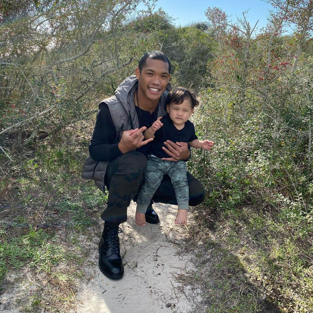 アディソン・ラッセルさんのインスタグラム写真 - (アディソン・ラッセルInstagram)「Closed on Sunday your my  Chick-fil-A. I love spending time in my back yard beach with my family 🪁❤️ #sunnyday」2月10日 7時54分 - addison_russell