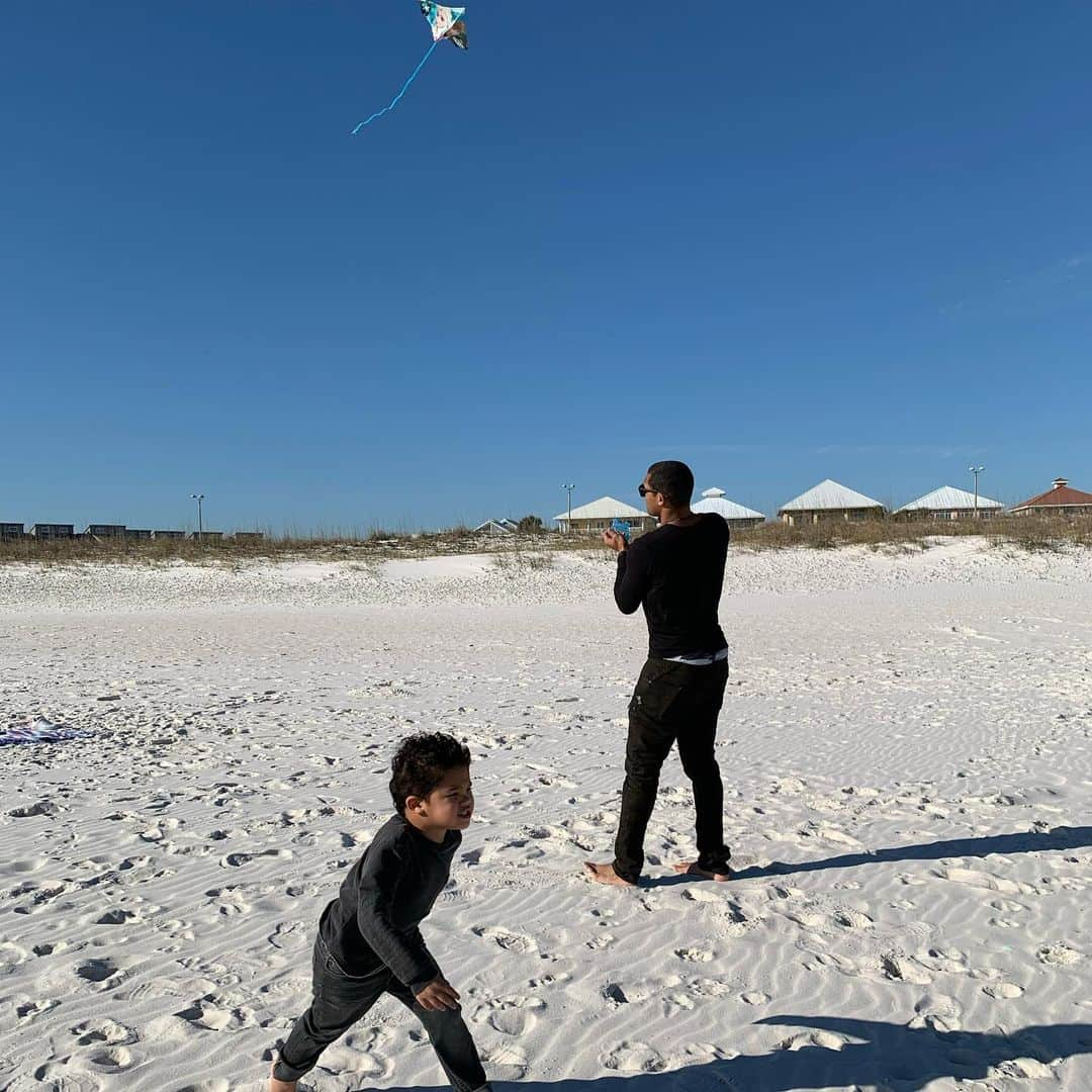 アディソン・ラッセルさんのインスタグラム写真 - (アディソン・ラッセルInstagram)「Closed on Sunday your my  Chick-fil-A. I love spending time in my back yard beach with my family 🪁❤️ #sunnyday」2月10日 7時54分 - addison_russell