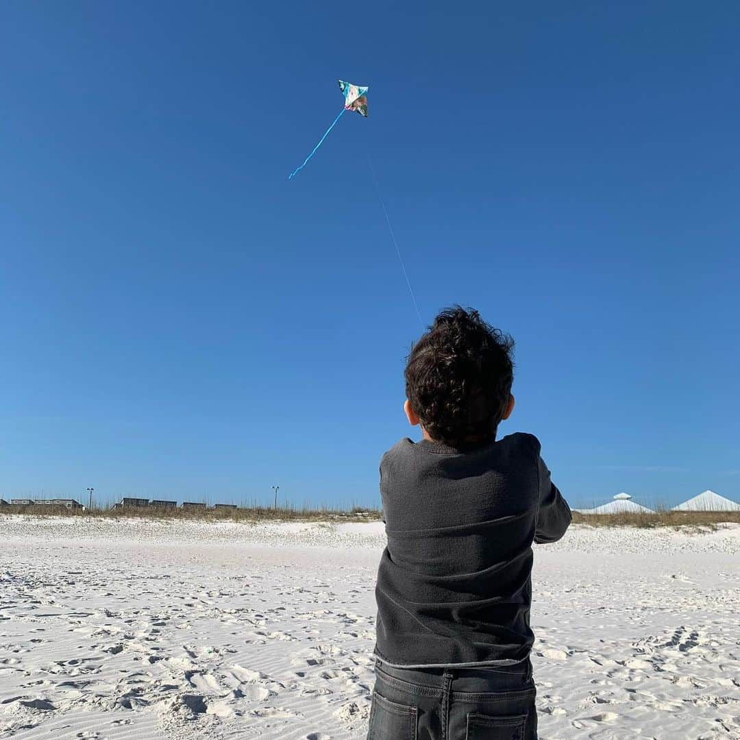 アディソン・ラッセルさんのインスタグラム写真 - (アディソン・ラッセルInstagram)「Closed on Sunday your my  Chick-fil-A. I love spending time in my back yard beach with my family 🪁❤️ #sunnyday」2月10日 7時54分 - addison_russell