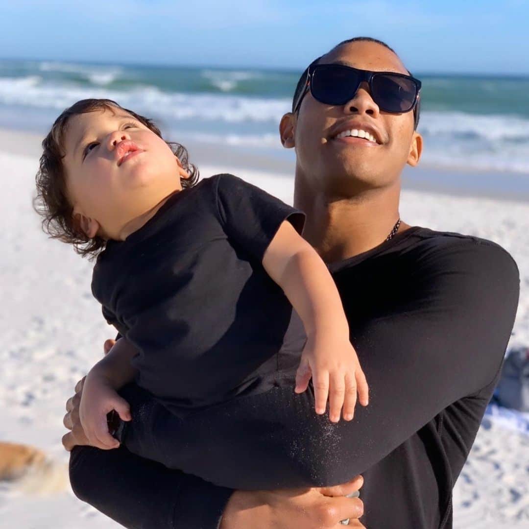アディソン・ラッセルのインスタグラム：「Closed on Sunday your my  Chick-fil-A. I love spending time in my back yard beach with my family 🪁❤️ #sunnyday」