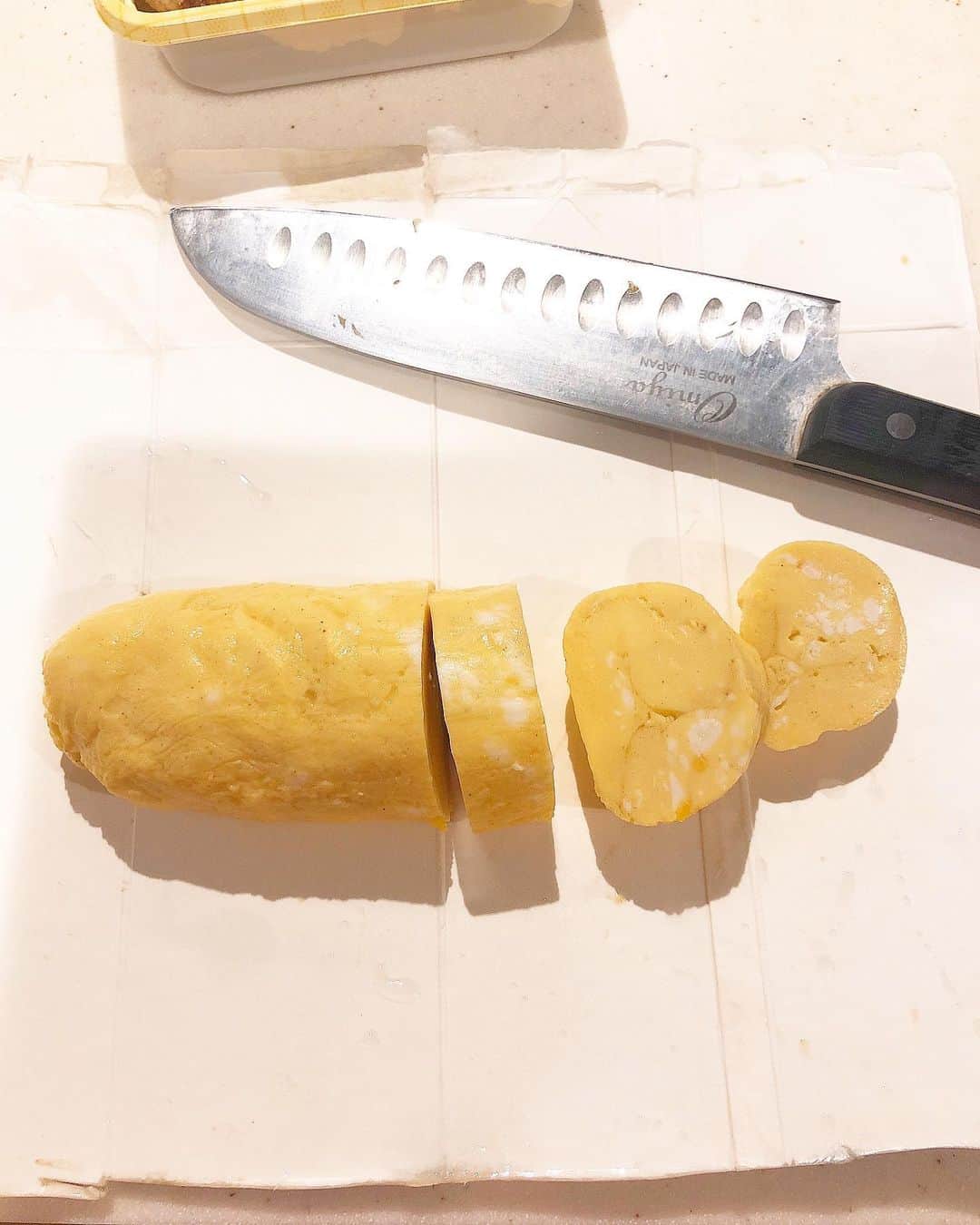 みきママさんのインスタグラム写真 - (みきママInstagram)「【入試弁当です！】﻿ ﻿ ﻿ ﻿ ﻿ ﻿ 今日もはる兄、高校入試です。前日、はる兄に、私「お弁当は何がいい？」って聞いたら、﻿ ﻿ ﻿ ﻿ ﻿ ﻿ はる兄「唐揚げがいい。唐揚げだけだと味が飽きちゃうから、さっぱりしたものも入れて。」ってさ。さっぱりしたもの？﻿ ﻿ ﻿ ﻿ ﻿ ﻿ ﻿ ﻿ ﻿ 私、しばらく考えた。﻿ ﻿ ﻿ ﻿ ﻿ ﻿ ﻿ ﻿ 私「さっぱりしたものって、ポテトサラダ？マカロニサラダ？」って聞いたら、﻿ ﻿ ﻿ ﻿ ﻿ ﻿ ﻿ ﻿ はる兄「何でもいい。」ってさ。なんじゃそりゃ。でも、おひたし入れたら怒るだろ。﻿ ﻿ ﻿ ﻿ ﻿ ﻿ ﻿ ﻿ 入試弁当は、唐揚げ&おにぎり弁当にしました！！﻿ ﻿ ﻿ ﻿ ﻿ ﻿ ﻿ 唐揚げは中津風唐揚げにして、だし巻き卵はレンチンで3分ほどで作りました。作り方は外食本に載っています！！﻿ ﻿ ﻿ ﻿ ﻿ ﻿ ﻿ ﻿ ﻿ そして、私、はる兄を高校まで送り届けます。はる兄、髪はボサボサだし、電車でぐー。全然違うホームに向かってダッシュです。﻿ ﻿ ﻿ ﻿ ﻿ ﻿ ﻿ ﻿ ﻿ お前さん、私が一緒に行かなかったら、絶対遅刻してるわ。﻿ ﻿ ﻿ ﻿ ﻿ #みきママ #受験弁当 #入試弁当 #受験生 #唐揚げ  #おにぎり #friedchiken #obento #foodnetwork #fnceats#examinee」2月10日 7時55分 - mikimama_official