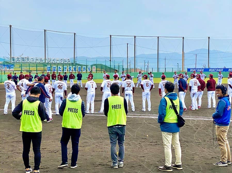 大寺かおりさんのインスタグラム写真 - (大寺かおりInstagram)「久米島キャンプ終了⚾️ 今年もキャンプリポート、 すっごく楽しかったです！ . 毎日３時間の生放送。 現地リポートや選手インタビュー、 放送後の選手へのペン取材。 . 毎日野球のことで頭がいっぱいで あっという間でした！ . 選手、監督、球団職員さん、 中継スタッフさん、久米島の皆さん、 本当にたくさんお世話になりました。 ありがとうございました！ . 三木監督がよくおっしゃることですが 野球は本当に奥深いスポーツ。 1つのプレーについて より深く考え、知り、理解するための時間が 練習に多く組み込まれていました。 . 取材していても 本当に興味深く、勉強になりました。 . 開幕が待ちきれない。 オープン戦が楽しみです😊 . #スタッフさんと中継後に撮った写真 #良い写真 #ダブルピースの住田さん #ちょっと恥ずかしそうな福田さん #癒し系のほのぼの小川さん #rakuteneagles #jsports #プロ野球 #楽天イーグルス #春季キャンプ #久米島キャンプ #沖縄 #久米島 #今年もありがとうございました」2月10日 8時07分 - kaori_ootera
