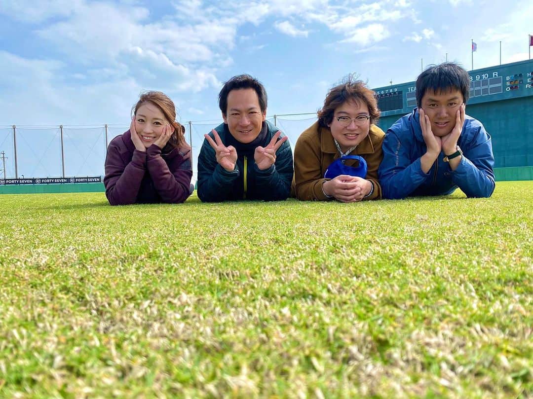 大寺かおりさんのインスタグラム写真 - (大寺かおりInstagram)「久米島キャンプ終了⚾️ 今年もキャンプリポート、 すっごく楽しかったです！ . 毎日３時間の生放送。 現地リポートや選手インタビュー、 放送後の選手へのペン取材。 . 毎日野球のことで頭がいっぱいで あっという間でした！ . 選手、監督、球団職員さん、 中継スタッフさん、久米島の皆さん、 本当にたくさんお世話になりました。 ありがとうございました！ . 三木監督がよくおっしゃることですが 野球は本当に奥深いスポーツ。 1つのプレーについて より深く考え、知り、理解するための時間が 練習に多く組み込まれていました。 . 取材していても 本当に興味深く、勉強になりました。 . 開幕が待ちきれない。 オープン戦が楽しみです😊 . #スタッフさんと中継後に撮った写真 #良い写真 #ダブルピースの住田さん #ちょっと恥ずかしそうな福田さん #癒し系のほのぼの小川さん #rakuteneagles #jsports #プロ野球 #楽天イーグルス #春季キャンプ #久米島キャンプ #沖縄 #久米島 #今年もありがとうございました」2月10日 8時07分 - kaori_ootera