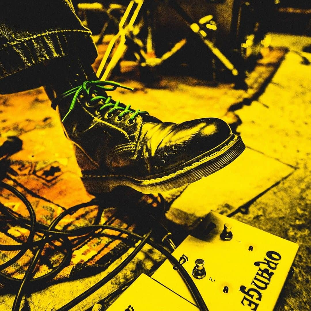 ドクターマーチンさんのインスタグラム写真 - (ドクターマーチンInstagram)「Dr.Martens<TOUGH AS YOU>キャンペーンは、4組のコントリビューターによって導かれていきます。彼らは一人一人が確固たる意志を持って、自分を信じてまっすぐに行動している各分野の先駆者であり、ドクターマーチンの精神を体現しています。  CONTRIBUTORS1 NAKED GIANTS（ネイキッド・ジャイアンツ） シアトルベースドロックバンド 「バンドはもはやエンターテイメント以上のもの、善を導くための力なんだ」NAKED GIANTS（ネイキッド・ジャイアンツ）  ドクターマーチン＜TOUGH AS YOU＞ https://jp.drmartens.com/tough_as_you/  #toughasyou #drmartens  #ドクターマーチン」2月10日 8時00分 - drmartens_japan