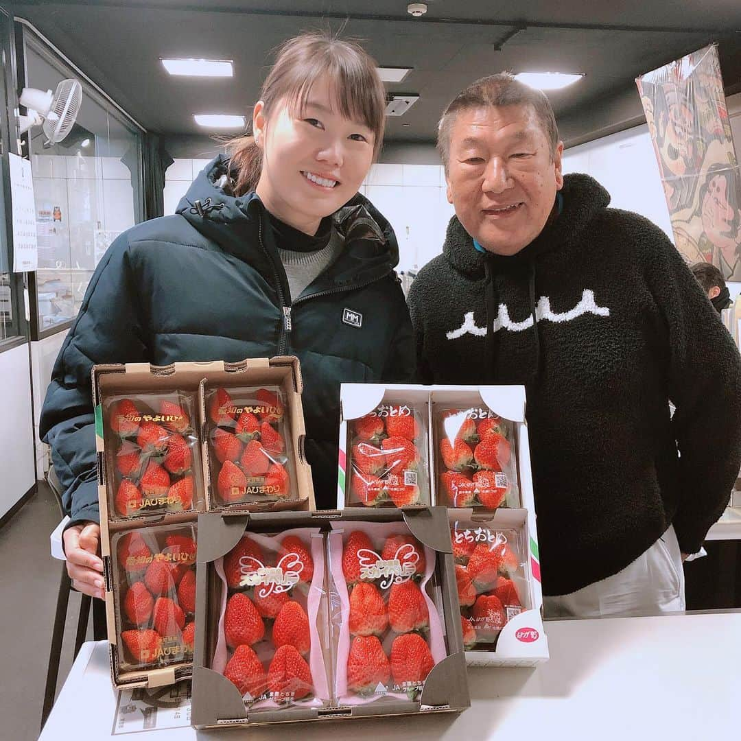 福山恵梨のインスタグラム：「私がスポンサーして頂いてる松辰さん！ フルーツ屋さんなんです🍓 なのでロゴマークにもりんごが🍎ついてるんです☺️ ， ， イチゴたくさん頂きました❤️ 実は今が旬でとても美味しいって皆さん知ってましたか？？ ぜひ食べてみてください☆  #松辰 #フルーツ #美味しい❤️」