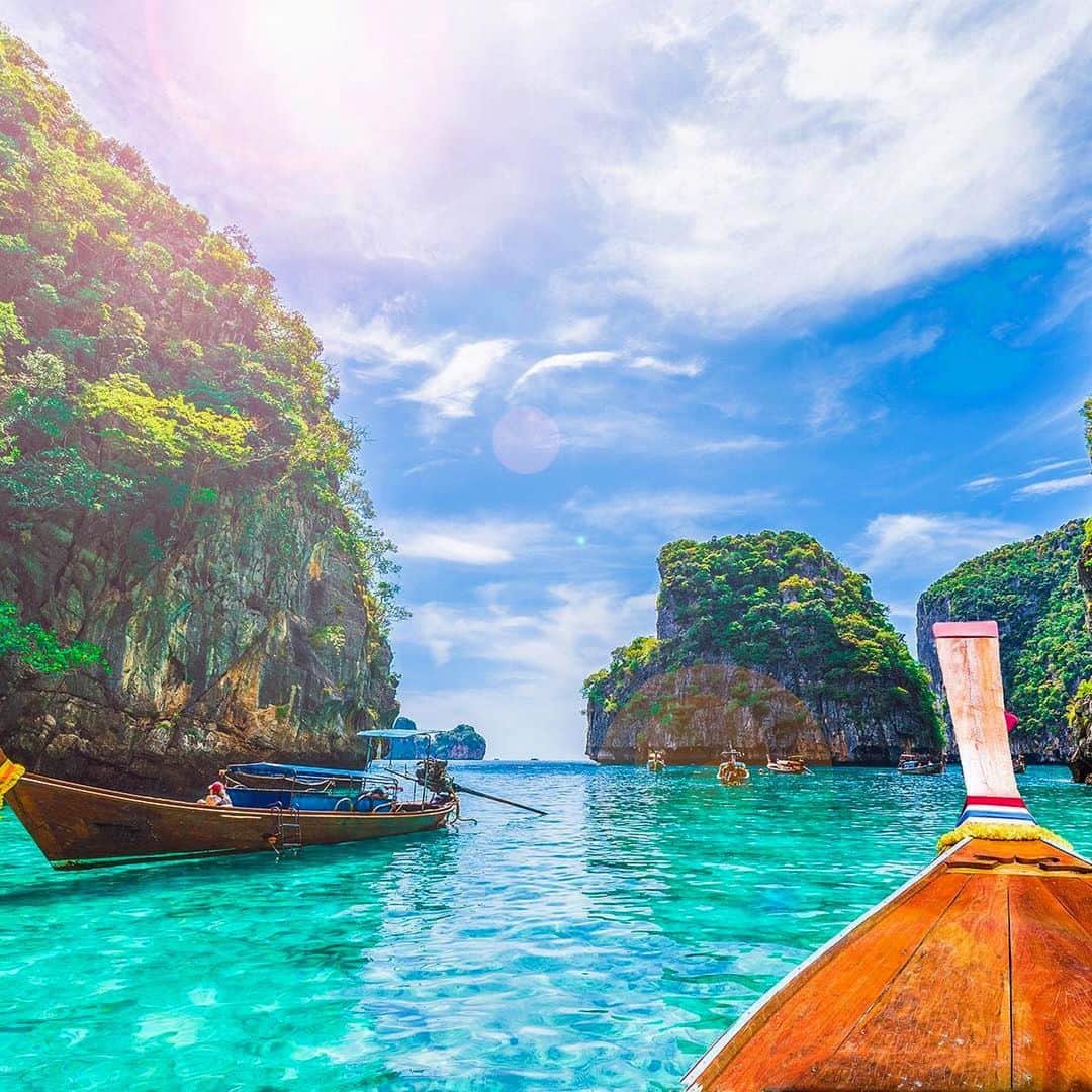 タイ国政府観光庁さんのインスタグラム写真 - (タイ国政府観光庁Instagram)「・﻿ ／﻿ 憧れの秘島、ピピ諸島から ﻿ おはようございます☀﻿ ＼﻿ ﻿ ピピ諸島 は、サンゴ礁に囲まれた美しい島々が集まり神秘的な雰囲気が漂うリゾート レ オナルド・ディカプリオ主演の映画『ザ・ビーチ』の舞台となったことで人気に火がつき 世界中から旅行者が訪れるように🎬💕﻿ ﻿ 現在、サンゴ礁の保全と回復のためにピピ・レ島のマヤ湾とロサマ湾は入域が制限されて いますが、その他のエリアには訪れることができます⛵﻿ ﻿ 今週も1週間がんばりましょう😊﻿ ﻿ #今週も頑張ろう #タイ #ピピ島 #タイビーチ #タイリゾート #絶景ビーチ #リゾート #海 外リゾート #こんなタイ知らなかった #もっと知りタイ #タイ旅行 #誰かに見せたい風景 #海好きな人と繋がりたい #旅好きな人と繋がりたい #旅行好きな人と繋がりたい #海外旅 行 #thailand #phiphiisland #phiphi #thaibeach #instabeach #thairesort #amazingthailand #thailandtravel #thailandtrip #thai #thaistagram #lovethailand #genic_thailand﻿」2月10日 8時20分 - amazingthailandjp