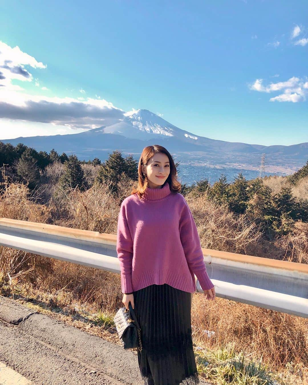 蜂矢有紀のインスタグラム：「👨‍👩‍👧🗻❄️✨ ・ 絶景ポイントでパシャリ🤤🗻💕 空気が新鮮で綺麗🙇‍♀️🌿 ・ 久しぶりに マスク無しで 外でしっかり呼吸した😭🥺 (寒すぎたし一瞬だけ) ・ #一泊旅行 #温泉旅行 #絶景 #富士山 #神奈川県 #箱根 #温泉 #🗻 #♨️ #👨‍👩‍👧」