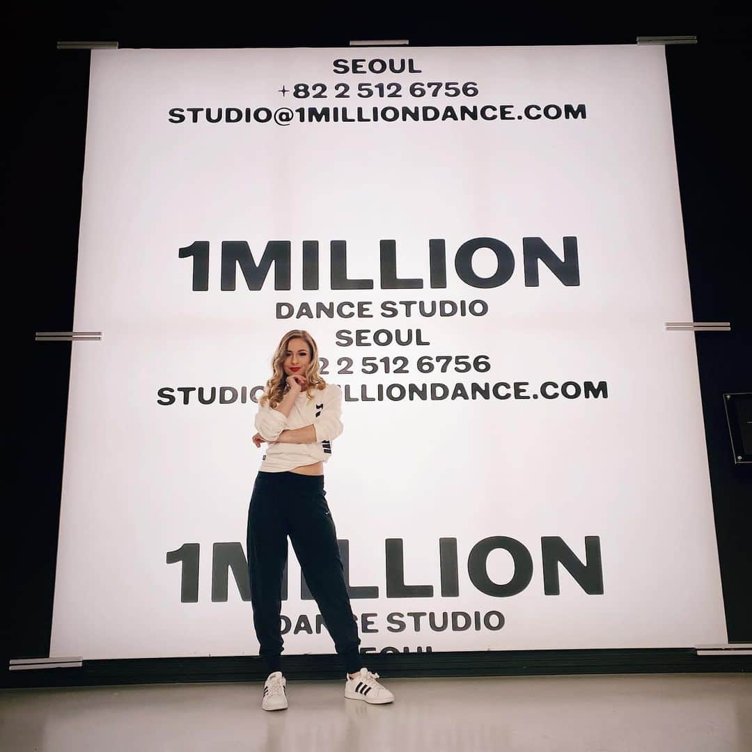 タラ・ケインのインスタグラム：「Did i...? A) take a class at 1Million Dance Studio.  B) take pics for the gram and peace out」