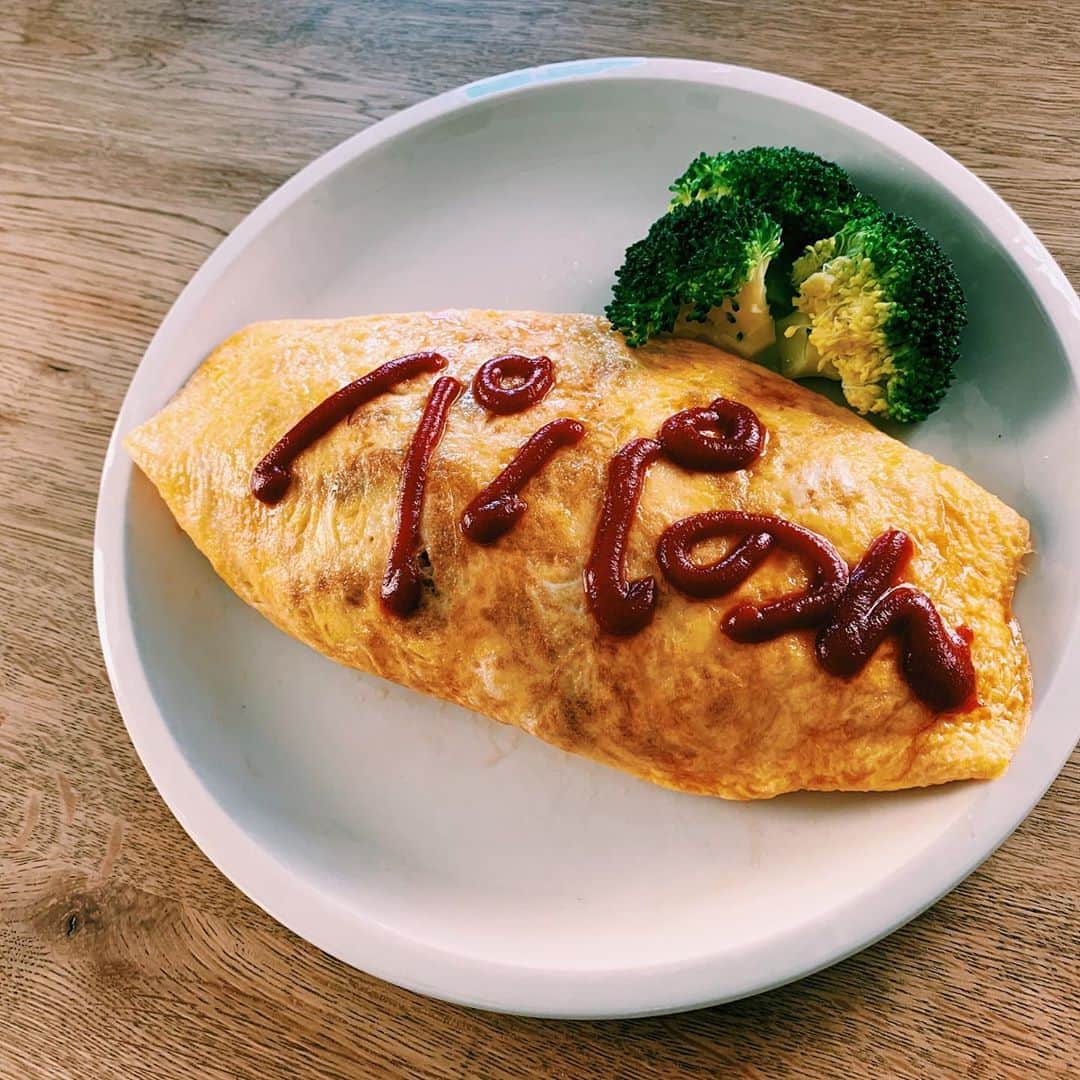 水嶋ヒロのインスタグラム：「Hiro-Meshi ☺︎ #13 How To Cook “JAPANESE OMELETTE RICE” Japanese Home-Style Cooking. Link in Bio. #NewEpisode #13 #Uploaded #新エピソード #更新 #youtubechannel #hiromizushima #hiromeshi #ヒロメシ #水嶋ヒロ #オムライス #japaneseomeletterice  #japanesehomestylecooking #家庭料理 #初心者 #beginner #BANZAIJAPAN #music #パパのん」
