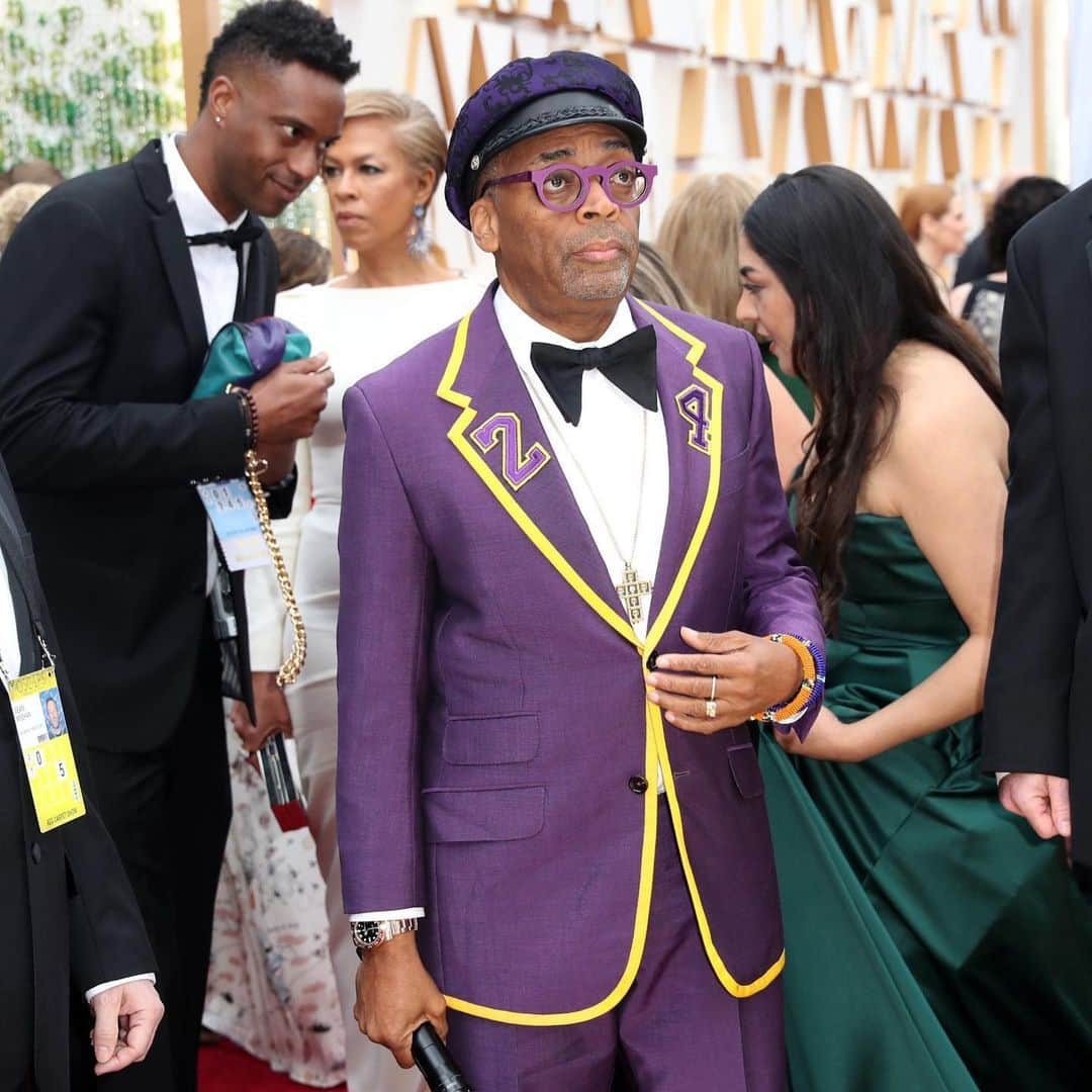 ニューヨーク・タイムズさんのインスタグラム写真 - (ニューヨーク・タイムズInstagram)「The first visible tribute to Kobe Bryant at the Oscars came from the director @officialspikelee. He is wearing purple and gold and the number 24, Bryant’s number in the latter part of his career. “He beat me,” said Lee of Bryant, Lee, famously, did not win an Oscar until 2019. Bryant won the award in 2018 for the short film “Dear Basketball.” Tap the link in our bio to read more coverage from the #oscars red carpet from @nytimesfashion. Check out our Story for more. @callakessler and @joshhaner took these photos.」2月10日 8時54分 - nytimes