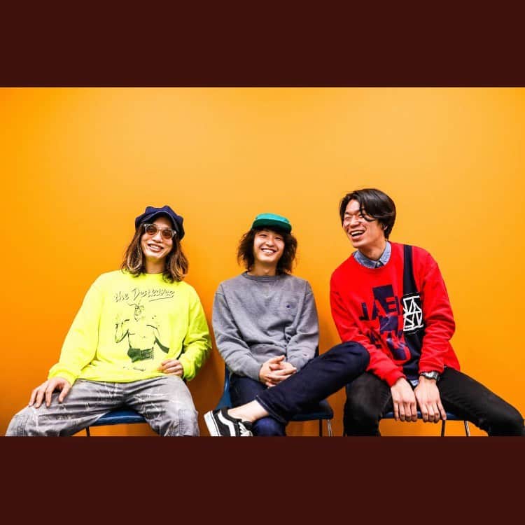 原田茂幸のインスタグラム：「スパイスのインタービューの時の写真とても良い！  #週末兄弟　#weekendbrothers #spice」