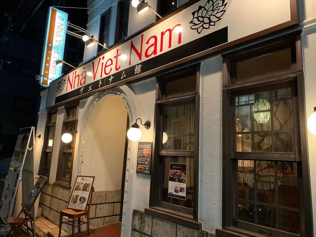 日下裕江さんのインスタグラム写真 - (日下裕江Instagram)「Nhâ Viet Num ベトナム館🇻🇳 . . 帰国後 ベトナム料理が忘れられなくて ベトナム料理が食べたすぎて  恵比寿で人気の ニャーベトナムへ🇻🇳 . . 乾杯はさっそく 『333(バーバーバー)』 Beerで乾杯🍻  ３＋３＋３＝９ という事で、 ベトナムでは９が縁起が良いんだとか✨  最初から９で良いじゃん！ とかツッコミたくなるけど、 それがベトナムなのだ。笑  パクチーハイボールを頼んだら、もしやモヒートみたいな奴だったりしてと噂してたら、 マジでモヒートみたいにパクチーがグラス盛り盛りに来て 思わず吹いてしまった😂  まんまやんッ‼︎ さっぱりして美味しかった😋  サイゴンビール撮り忘れた😅  お料理はやっぱり 揚げ春巻きとバインセオは鉄板に食べたくて注文。  これこれ〜♪ . . でもね、ソースがどれも一緒だったのが少し残念。 ベトナムでは色んなソースがあったから、色んな拘りのが食べてみたかったけど、 オーソドックスにベトナム料理となったらこれなんだろねきっと☆* . . 『バイン・コット』ベトナム風たこ焼きらしいのだけれど、外カリカリ、中ふわとろで美味しかった😋  空芯菜はベトナム独特のお味で美味しかった♪  あとね、 スープ頼んだけど、撮り忘れたみたい🤭笑  フォーの激辛に挑戦したけど、 全然思った程辛すぎず 美味しかった😋  ベトナムのデザート 『チェー』が 小さなタピオカが入ってて、 ココナッツミルクと合わさって美味しいの🤤  なんかね 杏仁豆腐の小豆のデザートみたいな感じで美味しかった😋  壁にはノンラー帽とか飾ってて、ベトナムの雰囲気味わえて楽しかったな〜💕 . . アジアン料理にハマり中❣️. .  #nhavietnum #vietnamfood #ニャーベトナム #ベトナム館 #ベトナム料理」2月10日 14時39分 - hiroe___h