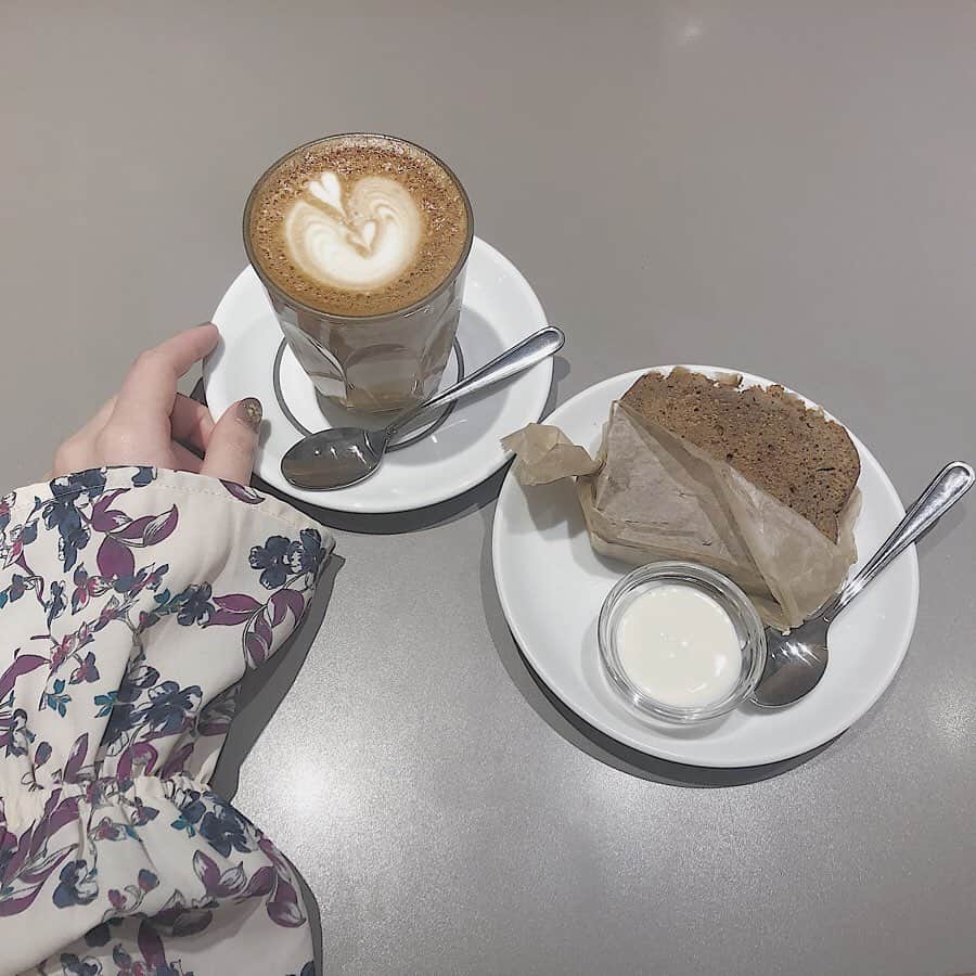 橋本紗奈さんのインスタグラム写真 - (橋本紗奈Instagram)「𝐢𝐤𝐢 @清澄白河 . . . 道路沿いにあるお洒落なカフェ♡ . テラス席とかもあるし、ケーキ類も可愛い...😻 私はジンジャーケーキを食べました うまうまだったー♩ . . .  #cafe #coffee #tokyo #japan #korea #カフェ #カフェ巡り #コーヒー #韓国 #카페 #카페스타그램 #먹스타그램 #맞팔 #도쿄맛집 #清澄白河カフェ #門前仲町カフェ #半蔵門線グルメ」2月10日 9時12分 - hashimoto_sana