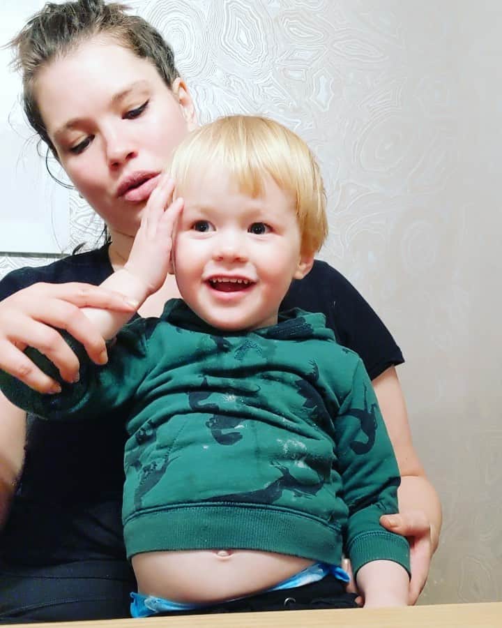 タラ・リンのインスタグラム：「Always delighted to be assaulted by his own hand. Text courtesy of Rupert’s great grandmother #poorpussy #badpussy」