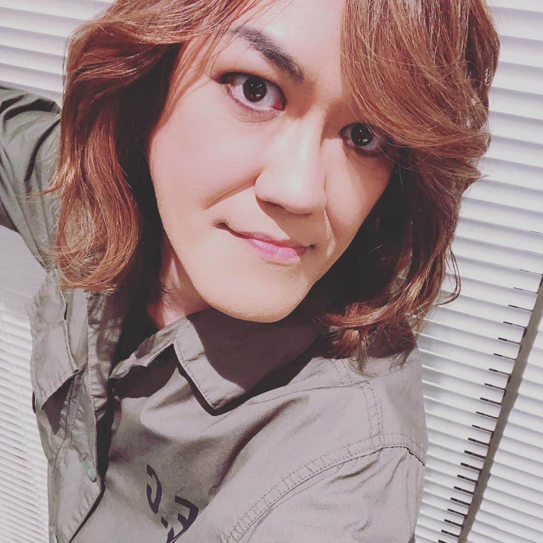 のインスタグラム：「オハヨラ！昨夜は #ニコ生 ご覧いただきました皆さんありがとうございました🤗メンバーとも無事に新年を迎えられw とても楽しきひと時でありました。今年もまだまだ🍓こんな日たくさんありますよーに🥰  #筋肉少女帯 #KingShow #ニコニコ生放送 #本城聡章 #ユンケルありがとうございます #スパーク🤩 #オーケンウッチー誕生日おめでとう」