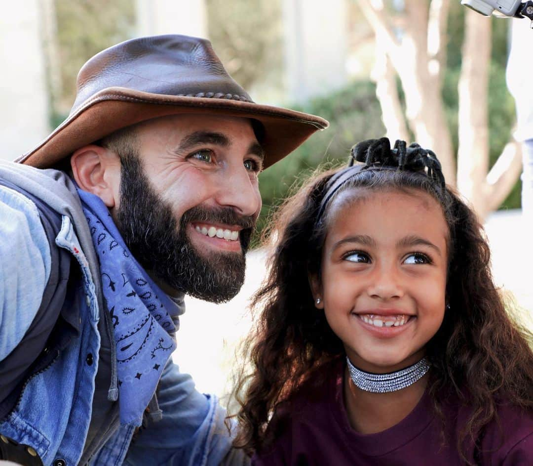 キム・カーダシアンさんのインスタグラム写真 - (キム・カーダシアンInstagram)「My fearless kids love animals 🕷💋🐊🐍🐜🦂🦥 North & her friends loved spending the day with her wildlife hero @coyotepeterson and his animal friends! His new show #BravetheWild premieres tonight on @animalplanet at 9PM EST - If you love animal shows as much as we do, don’t miss it! @bravewilderness」2月10日 9時26分 - kimkardashian