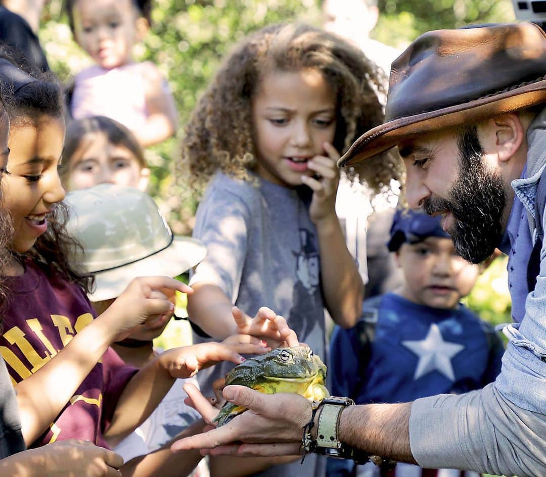 キム・カーダシアンさんのインスタグラム写真 - (キム・カーダシアンInstagram)「My fearless kids love animals 🕷💋🐊🐍🐜🦂🦥 North & her friends loved spending the day with her wildlife hero @coyotepeterson and his animal friends! His new show #BravetheWild premieres tonight on @animalplanet at 9PM EST - If you love animal shows as much as we do, don’t miss it! @bravewilderness」2月10日 9時26分 - kimkardashian