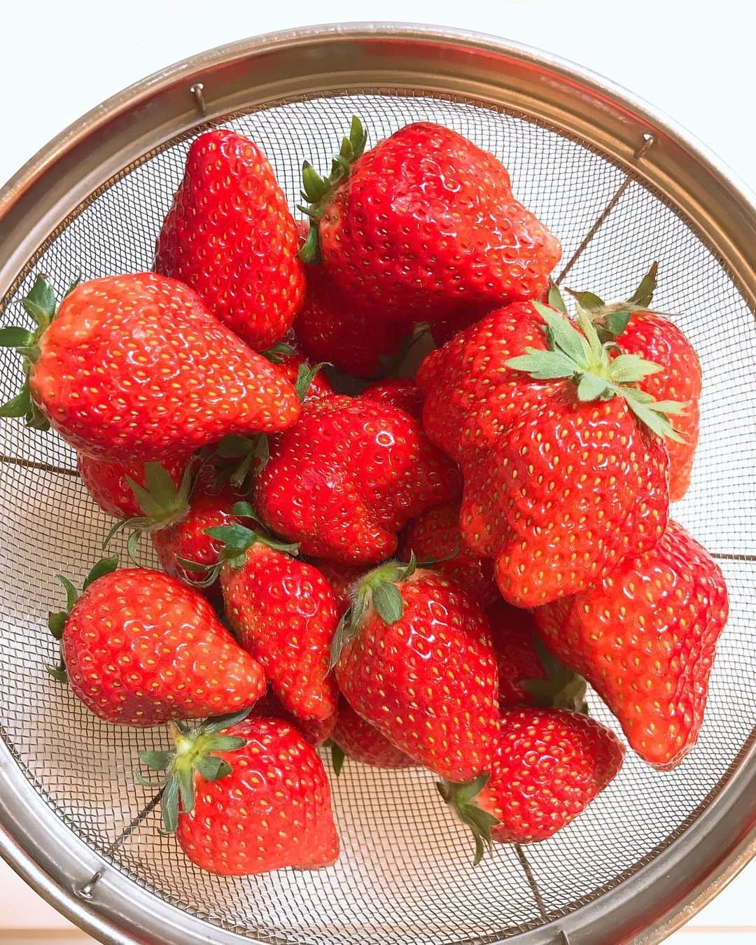 芦田桂子さんのインスタグラム写真 - (芦田桂子Instagram)「おはようございます☀️ 思いついて始めた 真夜中のジャム作り おいしく出来上がりました❤️ ・ 旬のとちおとめ🍓800g ブルーベリー50g ラズベリー30g レモン少々 きび糖230g ・ 甘過ぎず出来るだけシンプルに イチゴとブルーベリーの原型を崩さないように丁寧に煮詰めていきました 添加物一切ない安心安全な🍓Jam 上出来っ☺️✨ ・ ・ #strawberryjam  #homemade  #organic #jam #ジャムつくり  #ヨーグルトにも #おいしい」2月10日 9時39分 - keiko_ashida