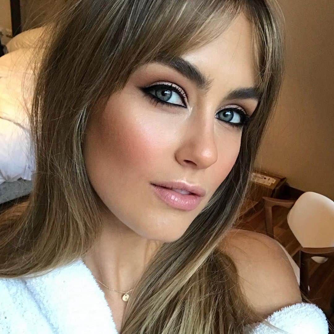 Ania Milczarczykのインスタグラム：「Found this @stephclairesmith selfie on my phone which I’m a LITTLE confused about how I never posted」