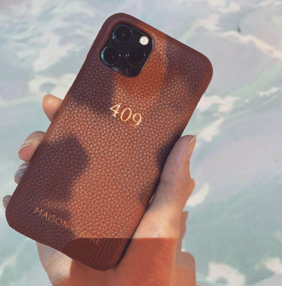 高橋茉莉のインスタグラム：「New🧸case  クリアケース卒業した🎓  #メゾンドサブレ のケースに📲刻印は娘の誕生日にして、更に愛着🤎 高級感あるレザーだから、濡れるの心配してたけど、料理中のキッチンに置いてても全然平気だった😭🙌🏻 バレンタイン コレクションも今期間限定であるみたいだから、気になったら是非🍫❤️ 🔗 https://jp.maisondesabre.com/pages/valentines-day  5%OFFクーポンもあるぞ❄️ Code→ 5MARI  粉々になるまで使います🙋🏼‍♀️ #maisondesabre  #caseiphone #pr」