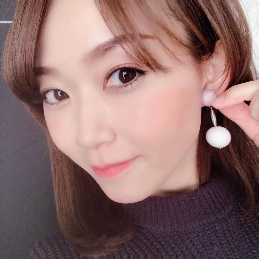 岡部玲子さんのインスタグラム写真 - (岡部玲子Instagram)「本日はくすみネイビーのニットなので、くすみグレー×ホワイトイヤリング☺️ 前髪の分け目を少し変えたいのに…長年の分け目はもうくっきりで💦 なかなか変えられないものですな😅  #岡部玲子 #子育て　#主婦　#アラフォーママ　#タレント　#レポーター　#40代　#40歳　#キャスター　#アナウンサー　#女子アナ　#競馬　#競馬キャスター　#イヤリング　#300円アクセサリー　#くすみカラー　#プチプラ　#mama #talent #reporter #instagood #f4f #earings #japanese #300yen #accessories #300yenaccessories #love #kawaii #happy」2月10日 9時49分 - reiko_okabe