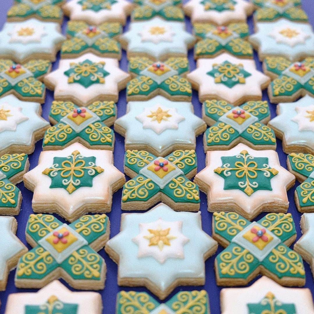 KUNIKAのインスタグラム：「Moroccan tile cookies 🔹🔹🔹﻿ ﻿ 真上からだとクッキーに見えないかも...と思い、斜めからの写真。﻿ タイル大好きだなぁ。﻿ ﻿ もうすぐロンドンにちょっとだけ行くので、いろいろな作品づくりに没頭中。﻿ 春には個展以外にも久しぶりに、皆様に手にとっていただけたり、足を運んでいただけるお仕事があるので、いつも通り心を込めてつくります。﻿ ﻿ ﻿ ﻿ #artofkunika #sugarcookies #decoratedcookies #cookieart #decoratedsugarcookies #royalicing #royalicingcookies #cookiedecorating #customcookies #cookiesofinstagram #cookiedesign #cookieartist #tiledesign #moroccantiles #instacookie #アイシングクッキー」